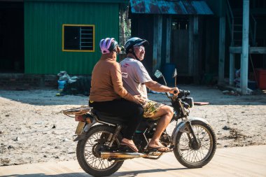 Preak Svay, Koh Rong Adası, Kamboçya, 30 Ocak 2025 Daily Life adanın kuzeyinde bulunan otantik yüzen bir Khmer balıkçı köyünde. Nüfusun ana faaliyeti balıkçılıktır..