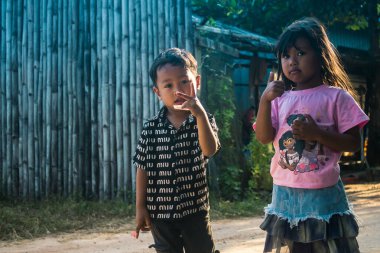 Preak Svay, Koh Rong Adası, Kamboçya, 30 Ocak 2025 Daily Life adanın kuzeyinde bulunan otantik yüzen bir Khmer balıkçı köyünde. Nüfusun ana faaliyeti balıkçılıktır..