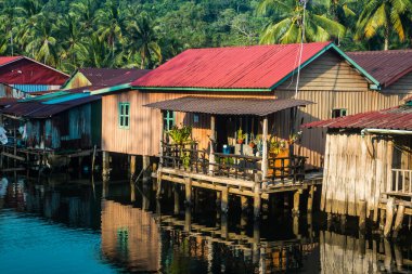 Preak Svay, Koh Rong Adası, Kamboçya, 30 Ocak 2025 Daily Life adanın kuzeyinde bulunan otantik yüzen bir Khmer balıkçı köyünde. Nüfusun ana faaliyeti balıkçılıktır..