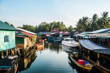Preak Svay, Koh Rong Adası, Kamboçya, 30 Ocak 2025 Daily Life adanın kuzeyinde bulunan otantik yüzen bir Khmer balıkçı köyünde. Nüfusun ana faaliyeti balıkçılıktır..
