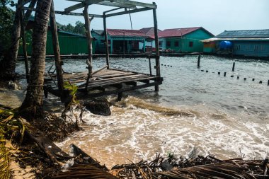 Preak Svay, Koh Rong Adası, Kamboçya, 30 Ocak 2025 Daily Life adanın kuzeyinde bulunan otantik yüzen bir Khmer balıkçı köyünde. Nüfusun ana faaliyeti balıkçılıktır..