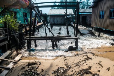 Preak Svay, Koh Rong Adası, Kamboçya, 30 Ocak 2025 Daily Life adanın kuzeyinde bulunan otantik yüzen bir Khmer balıkçı köyünde. Nüfusun ana faaliyeti balıkçılıktır..
