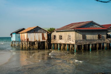 Preak Svay, Koh Rong Adası, Kamboçya, 30 Ocak 2025 Daily Life adanın kuzeyinde bulunan otantik yüzen bir Khmer balıkçı köyünde. Nüfusun ana faaliyeti balıkçılıktır..