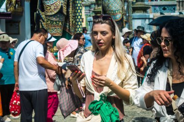 Bangkok, Tayland, 29 Ocak 2025. Bangkok 'un merkezindeki Grand Palace' ı ziyaret eden turistler. Saray 1782 'den beri Siyam Kralları' nın resmi ikametgahıdır..