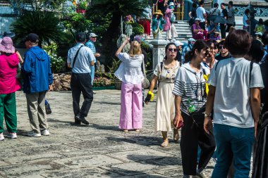Bangkok, Tayland, 29 Ocak 2025. Bangkok 'un merkezindeki Grand Palace' ı ziyaret eden turistler. Saray 1782 'den beri Siyam Kralları' nın resmi ikametgahıdır..