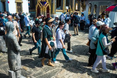 Bangkok, Tayland, 29 Ocak 2025. Bangkok 'un merkezindeki Grand Palace' ı ziyaret eden turistler. Saray 1782 'den beri Siyam Kralları' nın resmi ikametgahıdır..