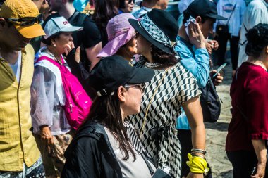 Bangkok, Tayland, 29 Ocak 2025. Bangkok 'un merkezindeki Grand Palace' ı ziyaret eden turistler. Saray 1782 'den beri Siyam Kralları' nın resmi ikametgahıdır..