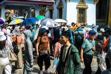 Bangkok, Tayland, 29 Ocak 2025. Bangkok 'un merkezindeki Grand Palace' ı ziyaret eden turistler. Saray 1782 'den beri Siyam Kralları' nın resmi ikametgahıdır..