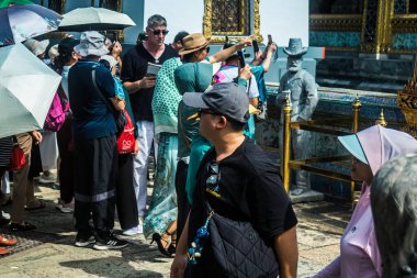 Bangkok, Tayland, 29 Ocak 2025. Bangkok 'un merkezindeki Grand Palace' ı ziyaret eden turistler. Saray 1782 'den beri Siyam Kralları' nın resmi ikametgahıdır..