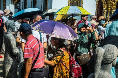 Bangkok, Tayland, 29 Ocak 2025. Bangkok 'un merkezindeki Grand Palace' ı ziyaret eden turistler. Saray 1782 'den beri Siyam Kralları' nın resmi ikametgahıdır..