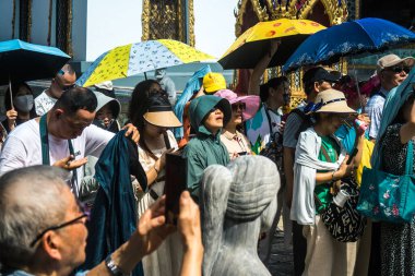 Bangkok, Tayland, 29 Ocak 2025. Bangkok 'un merkezindeki Grand Palace' ı ziyaret eden turistler. Saray 1782 'den beri Siyam Kralları' nın resmi ikametgahıdır..