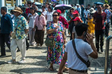 Bangkok, Tayland, 29 Ocak 2025. Bangkok 'un merkezindeki Grand Palace' ı ziyaret eden turistler. Saray 1782 'den beri Siyam Kralları' nın resmi ikametgahıdır..