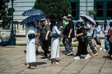 Bangkok, Tayland, 29 Ocak 2025. Bangkok 'un merkezindeki Grand Palace' ı ziyaret eden turistler. Saray 1782 'den beri Siyam Kralları' nın resmi ikametgahıdır..