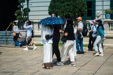 Bangkok, Tayland, 29 Ocak 2025. Bangkok 'un merkezindeki Grand Palace' ı ziyaret eden turistler. Saray 1782 'den beri Siyam Kralları' nın resmi ikametgahıdır..