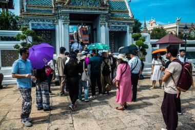 Bangkok, Tayland, 29 Ocak 2025. Bangkok 'un merkezindeki Grand Palace' ı ziyaret eden turistler. Saray 1782 'den beri Siyam Kralları' nın resmi ikametgahıdır..