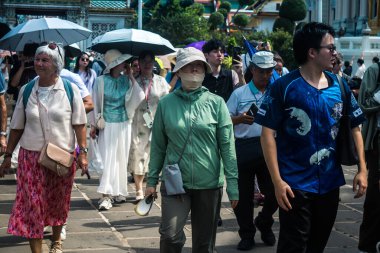Bangkok, Tayland, 29 Ocak 2025. Bangkok 'un merkezindeki Grand Palace' ı ziyaret eden turistler. Saray 1782 'den beri Siyam Kralları' nın resmi ikametgahıdır..