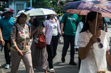Bangkok, Tayland, 29 Ocak 2025. Bangkok 'un merkezindeki Grand Palace' ı ziyaret eden turistler. Saray 1782 'den beri Siyam Kralları' nın resmi ikametgahıdır..