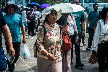Bangkok, Tayland, 29 Ocak 2025. Bangkok 'un merkezindeki Grand Palace' ı ziyaret eden turistler. Saray 1782 'den beri Siyam Kralları' nın resmi ikametgahıdır..