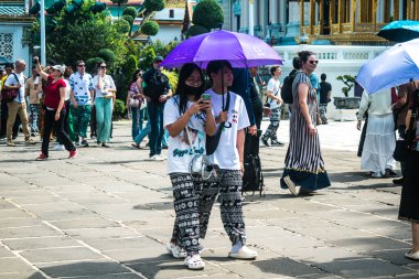 Bangkok, Tayland, 29 Ocak 2025. Bangkok 'un merkezindeki Grand Palace' ı ziyaret eden turistler. Saray 1782 'den beri Siyam Kralları' nın resmi ikametgahıdır..