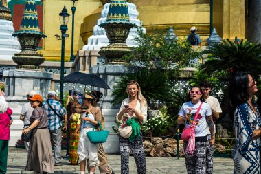Bangkok, Tayland, 29 Ocak 2025. Bangkok 'un merkezindeki Grand Palace' ı ziyaret eden turistler. Saray 1782 'den beri Siyam Kralları' nın resmi ikametgahıdır..
