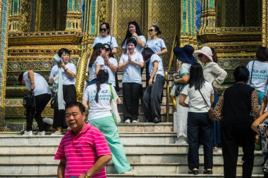 Bangkok, Tayland, 29 Ocak 2025. Bangkok 'un merkezindeki Grand Palace' ı ziyaret eden turistler. Saray 1782 'den beri Siyam Kralları' nın resmi ikametgahıdır..