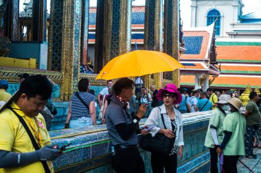 Bangkok, Tayland, 29 Ocak 2025. Bangkok 'un merkezindeki Grand Palace' ı ziyaret eden turistler. Saray 1782 'den beri Siyam Kralları' nın resmi ikametgahıdır..