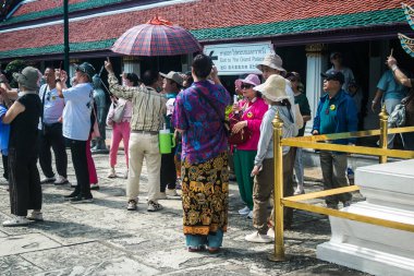 Bangkok, Tayland, 29 Ocak 2025. Bangkok 'un merkezindeki Grand Palace' ı ziyaret eden turistler. Saray 1782 'den beri Siyam Kralları' nın resmi ikametgahıdır..