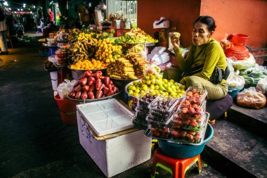 Sihanoukville, Kamboçya, 3 Şubat 2025 Phsar Leu Market, en büyük ve en popüler pazarı. Piyasa taze sebzelerle birlikte sergilenen deniz ürünleriyle tanınıyor..
