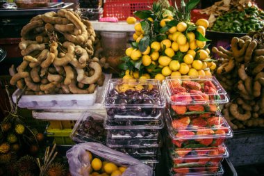 Sihanoukville, Kamboçya, 3 Şubat 2025 Phsar Leu Market, en büyük ve en popüler pazarı. Piyasa taze sebzelerle birlikte sergilenen deniz ürünleriyle tanınıyor..