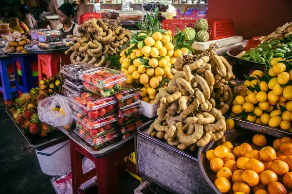 Sihanoukville, Kamboçya, 3 Şubat 2025 Phsar Leu Market, en büyük ve en popüler pazarı. Piyasa taze sebzelerle birlikte sergilenen deniz ürünleriyle tanınıyor..