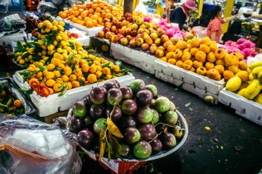 Sihanoukville, Kamboçya, 3 Şubat 2025 Phsar Leu Market, en büyük ve en popüler pazarı. Piyasa taze sebzelerle birlikte sergilenen deniz ürünleriyle tanınıyor..