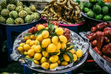 Sihanoukville, Kamboçya, 3 Şubat 2025 Phsar Leu Market, en büyük ve en popüler pazarı. Piyasa taze sebzelerle birlikte sergilenen deniz ürünleriyle tanınıyor..