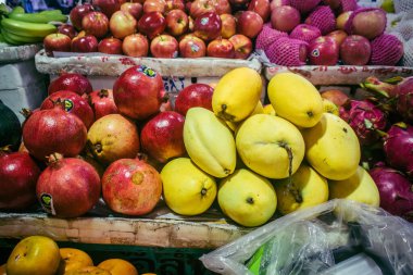 Sihanoukville, Kamboçya, 3 Şubat 2025 Phsar Leu Market, en büyük ve en popüler pazarı. Piyasa taze sebzelerle birlikte sergilenen deniz ürünleriyle tanınıyor..