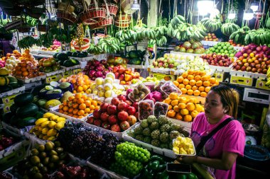 Sihanoukville, Kamboçya, 3 Şubat 2025 Phsar Leu Market, en büyük ve en popüler pazarı. Piyasa taze sebzelerle birlikte sergilenen deniz ürünleriyle tanınıyor..