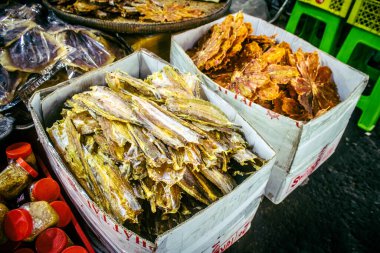 Sihanoukville, Kamboçya, 3 Şubat 2025 Phsar Leu Market, en büyük ve en popüler pazarı. Piyasa taze sebzelerle birlikte sergilenen deniz ürünleriyle tanınıyor..