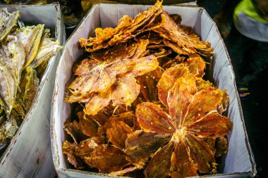 Sihanoukville, Kamboçya, 3 Şubat 2025 Phsar Leu Market, en büyük ve en popüler pazarı. Piyasa taze sebzelerle birlikte sergilenen deniz ürünleriyle tanınıyor..