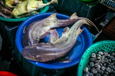 Sihanoukville, Kamboçya, 3 Şubat 2025 Phsar Leu Market, en büyük ve en popüler pazarı. Piyasa taze sebzelerle birlikte sergilenen deniz ürünleriyle tanınıyor..