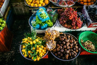 Sihanoukville, Kamboçya, 3 Şubat 2025 Phsar Leu Market, en büyük ve en popüler pazarı. Piyasa taze sebzelerle birlikte sergilenen deniz ürünleriyle tanınıyor..