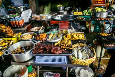 Sihanoukville, Kamboçya, 3 Şubat 2025 Phsar Leu Market, en büyük ve en popüler pazarı. Piyasa taze sebzelerle birlikte sergilenen deniz ürünleriyle tanınıyor..