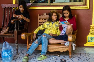 Sihanoukville, Kamboçya, 3 Şubat 2025 Wat Leu Pagoda, Sihanoukville, Kamboçya 'nın en yüksek tepesinde bulunan bir Budist tapınağı, ziyaretçilere kültürel zenginliğin eşsiz bir karışımını sunuyor..