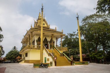 Sihanoukville, Kamboçya, 3 Şubat 2025 Wat Leu Pagoda, Sihanoukville, Kamboçya 'nın en yüksek tepesinde bulunan bir Budist tapınağı, ziyaretçilere kültürel zenginliğin eşsiz bir karışımını sunuyor..