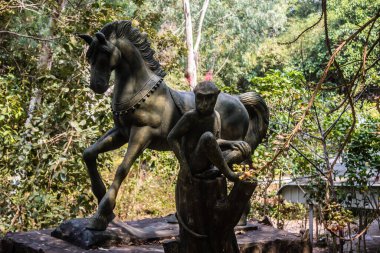 Sihanoukville, Kamboçya, 3 Şubat 2025 Wat Leu Pagoda, Sihanoukville, Kamboçya 'nın en yüksek tepesinde bulunan bir Budist tapınağı, ziyaretçilere kültürel zenginliğin eşsiz bir karışımını sunuyor..