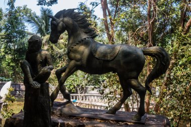 Sihanoukville, Kamboçya, 3 Şubat 2025 Wat Leu Pagoda, Sihanoukville, Kamboçya 'nın en yüksek tepesinde bulunan bir Budist tapınağı, ziyaretçilere kültürel zenginliğin eşsiz bir karışımını sunuyor..