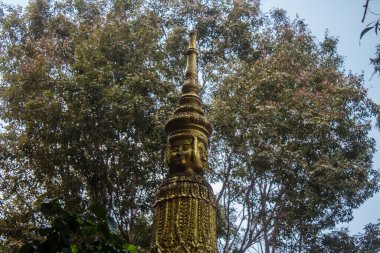 Sihanoukville, Kamboçya, 3 Şubat 2025 Wat Leu Pagoda, Sihanoukville, Kamboçya 'nın en yüksek tepesinde bulunan bir Budist tapınağı, ziyaretçilere kültürel zenginliğin eşsiz bir karışımını sunuyor..