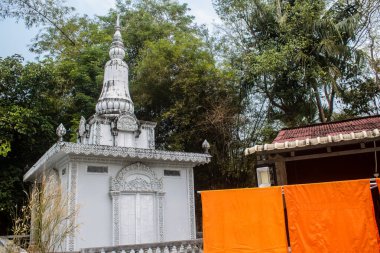 Sihanoukville, Kamboçya, 3 Şubat 2025 Wat Leu Pagoda, Sihanoukville, Kamboçya 'nın en yüksek tepesinde bulunan bir Budist tapınağı, ziyaretçilere kültürel zenginliğin eşsiz bir karışımını sunuyor..