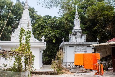 Sihanoukville, Kamboçya, 3 Şubat 2025 Wat Leu Pagoda, Sihanoukville, Kamboçya 'nın en yüksek tepesinde bulunan bir Budist tapınağı, ziyaretçilere kültürel zenginliğin eşsiz bir karışımını sunuyor..