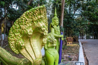 Sihanoukville, Kamboçya, 3 Şubat 2025 Wat Leu Pagoda, Sihanoukville, Kamboçya 'nın en yüksek tepesinde bulunan bir Budist tapınağı, ziyaretçilere kültürel zenginliğin eşsiz bir karışımını sunuyor..