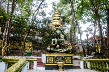 Sihanoukville, Kamboçya, 3 Şubat 2025 Wat Leu Pagoda, Sihanoukville, Kamboçya 'nın en yüksek tepesinde bulunan bir Budist tapınağı, ziyaretçilere kültürel zenginliğin eşsiz bir karışımını sunuyor..