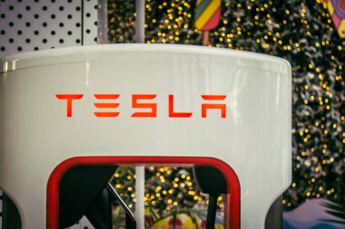 Hua Hin, Tayland, 6 Şubat 2025 Tesla araba şarj aleti Hua Hin 'de. Tesla 'nızı şarj etmek için park ederken, şarj kablosunun şarj portuna kolayca ulaşabilmesi için konumlandırmalısınız..