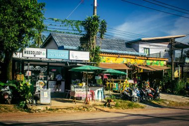 Koh Lanta, Tayland, 6 Şubat 2025 Güney Tayland 'da Koh Lanta adası. Vahşi ve el değmemiş plajları, hareketli pazarı ve hareketli sokak hayatı ile ünlüdür..